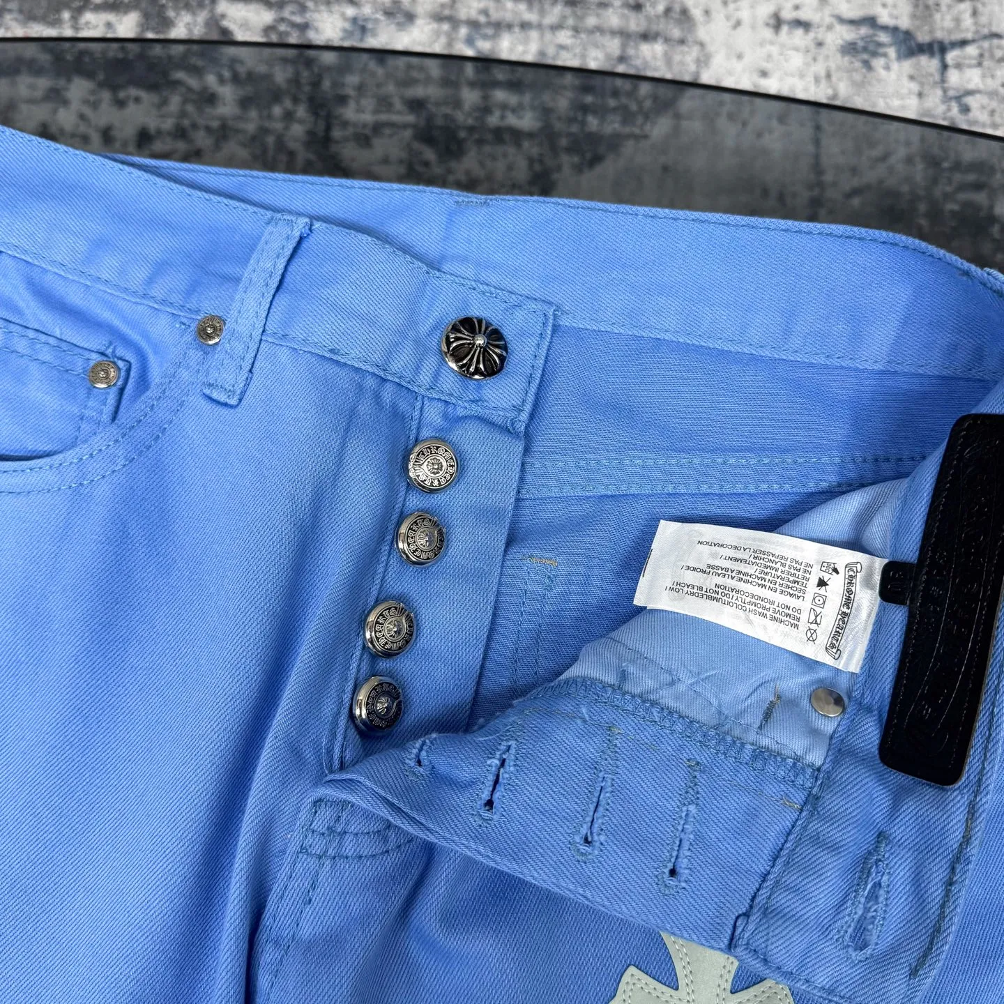 P270 Chrome hearts CH co-branded Drak Miami ice blue jeans exude uninhibited personality and unique charm. Every wear and tear is carefully designed to present a unique artistic feel. Made of imported denim fabric, which has undergone heavy industrial washing and destruction treatment, the trousers show a super cool effect on the upper body, allowing you to dominate the fashion stage.  This is more than just a pair of jeans, it is an expression of attitude. With its unique design concept and ultimate pursuit of details, Croxin breaks traditional boundaries and defines the jeans trend in the new era. The trousers are made of double-layer woven fabric with customized hardware. Special Italian cowhide is printed and cut. Custom-made sheepskin three-layer thick-line leather. The whole body is spliced ​​in heavy water washing. Craftsmen hand-splash ink. You can see the details. Three-dimensional cutting version. Loose and comfortable, not flattering to the body. Makes taller and slimmer. Seiko factory. Original quality control. Same style for men and women. Can be matched with couples. Versatile recommendation. Must-have jeans for all seasons. Color: ice blue. Size: 28-30-32-34.